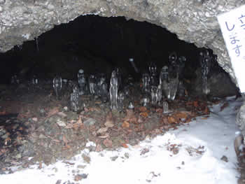 氷筍の洞窟