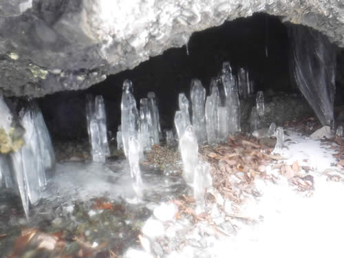 氷筍の洞窟