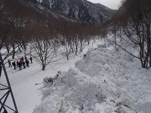 雪崩の道