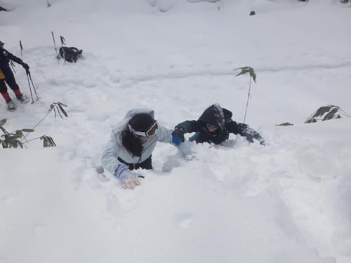 雪の斜面登り