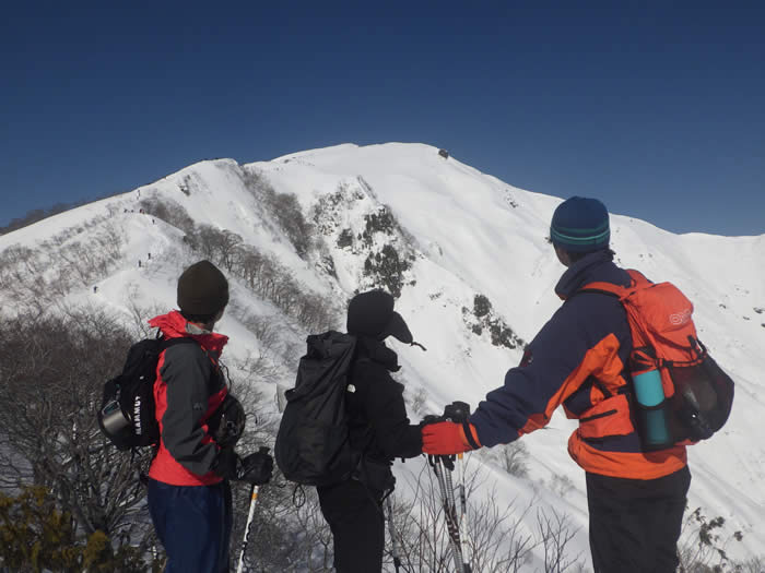 谷川岳登頂目指す